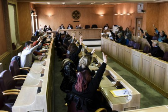 Ο δήμος Αθηναίων αποκλείει τη Χ.Α. απ’ τα εκλογικά περίπτερα