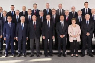 Κεντρικούς τραπεζίτες εγκαλεί η FAZ