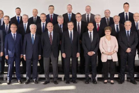 Κεντρικούς τραπεζίτες εγκαλεί η FAZ