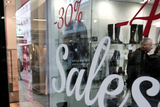Αυλαία για τις ενδιάμεσες εκπτώσεις την Πέμπτη