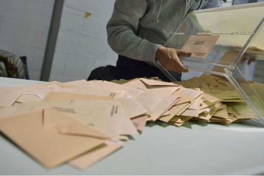 Κρίσιμος παράγοντας οι αναποφάσιστοι σύμφωνα με νέα δημοσκόπηση