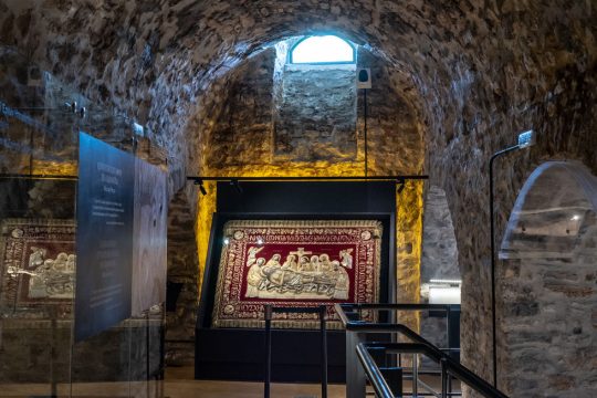 Επιτάφιοι με μαργαριτάρια και χρυσές κλωστές