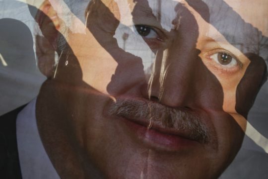 Ψάχνει στα εκλογοδικεία… τη νίκη