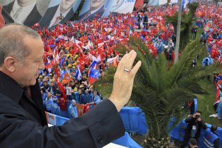 Ο Ερντογάν ρίχνει… Αγκυρα στην εξουσία, παρά τις απώλειες