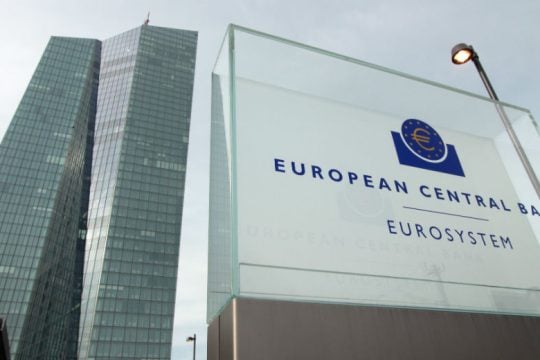 ΕΚΤ: Η ασφαλιστική μεταρρύθμιση μείωσε τις δαπάνες για συντάξεις-περίθαλψη