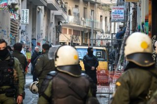 Συνελήφθη 46χρονη που διέφυγε σε επιχείρηση του Λιμενικού στα Εξάρχεια