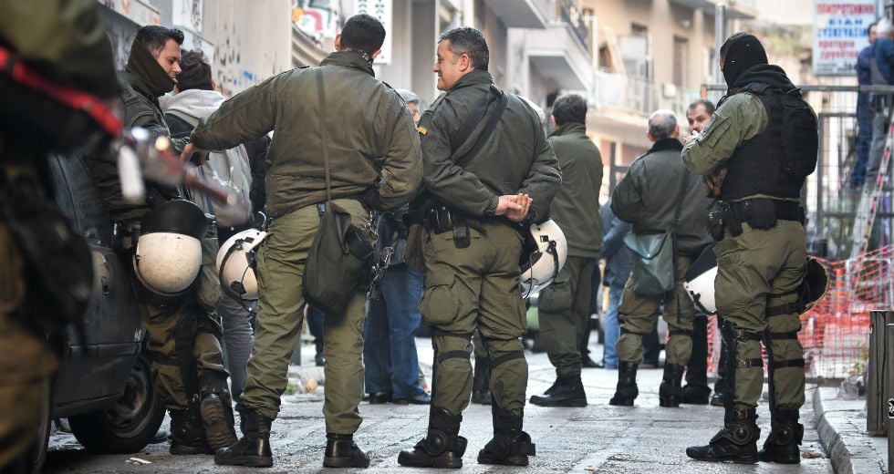 Αστυνομική επιχείρηση σε καταλήψεις στα Εξάρχεια