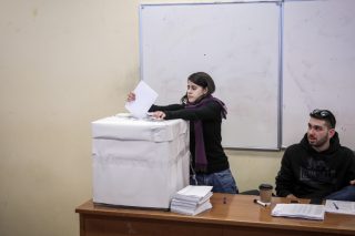 Μια απ’ τα ίδια με μικρότερη αποχή
