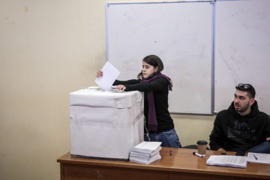 Μια απ’ τα ίδια με μικρότερη αποχή