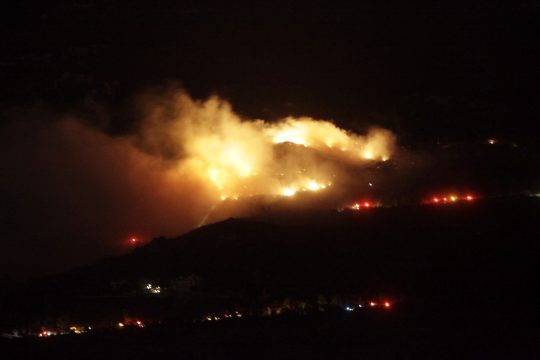 Ολονύχτια μάχη με τις φλόγες στο δάσος της Στροφυλιάς