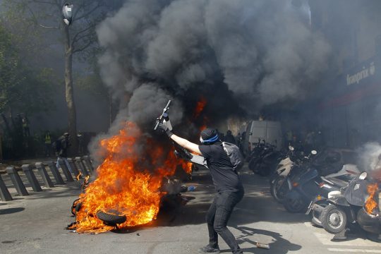 Φωτιές, συγκρούσεις και εκατοντάδες προσαγωγές στο Παρίσι