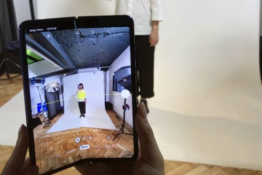 «Πονοκέφαλος» στη Samsung για το κινητό που διπλώνει