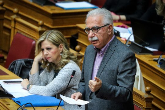 Υψηλοί τόνοι στη συζήτηση για το νομοσχέδιο του υπ. Παιδείας [LIVE]