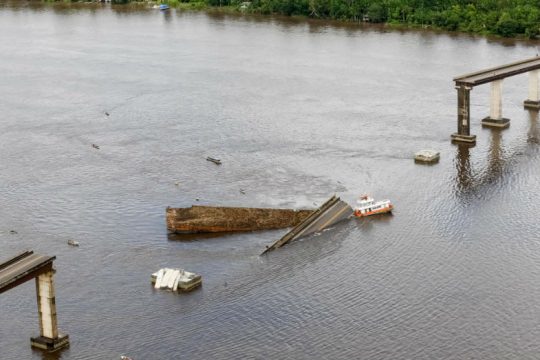 Κατάρρευση γέφυρας λόγω πρόσκρουσης πλοίου στη Βραζιλία