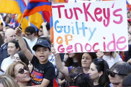 Τιμή στη γενοκτονία των Αρμενίων με «καρφιά» στον Ερντογάν