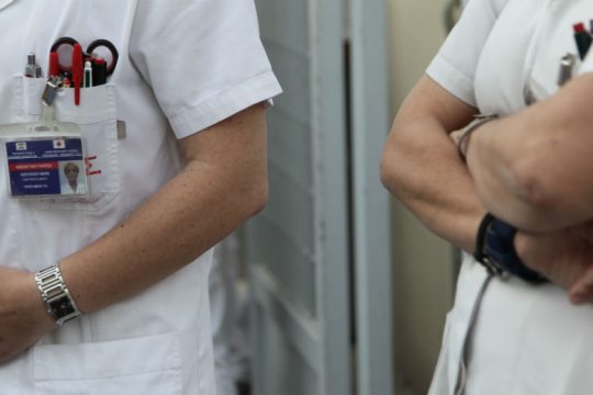 Ηλικιωμένος έχασε τη ζωή του έπειτα από επίθεση μέσα στο διαμέρισμά του