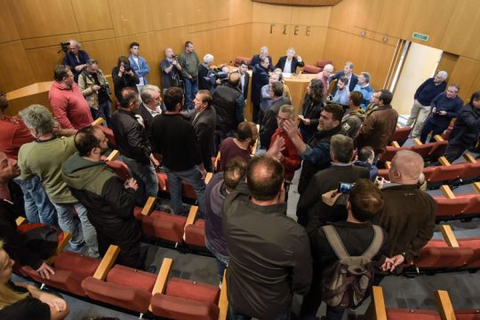 «Χέβι μέταλ» η κόντρα ΓΣΕΕ – ΠΑΜΕ