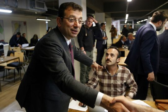 Με «αέρα» 18.000 ψήφων ο Ιμάμογλου στην Κωνσταντινούπολη