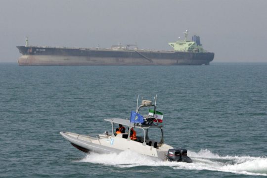 Ε.Ε.: Η απόφαση Τραμπ για το πετρέλαιο υπονομεύει τη συμφωνία για τα πυρηνικά
