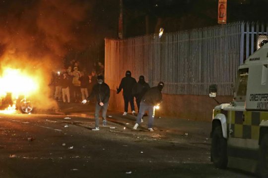 Ταραχές με νεκρή μία 29χρονη δημοσιογράφο στη Β. Ιρλανδία