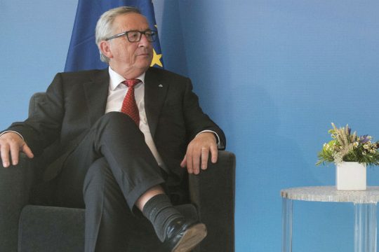 Επίθεση φιλίας του Γιούνκερ στον Όρμπαν