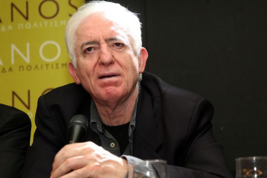 «Βρώμικο πόλεμο» καταγγέλλει ο Καραμπελιάς