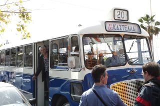 Βόλτα στην Καστέλλα με παλιά λεωφορεία