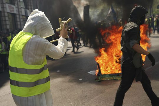 Συγκρούσεις και σοβαρός τραυματισμός στην πορεία των «κίτρινων γιλέκων»