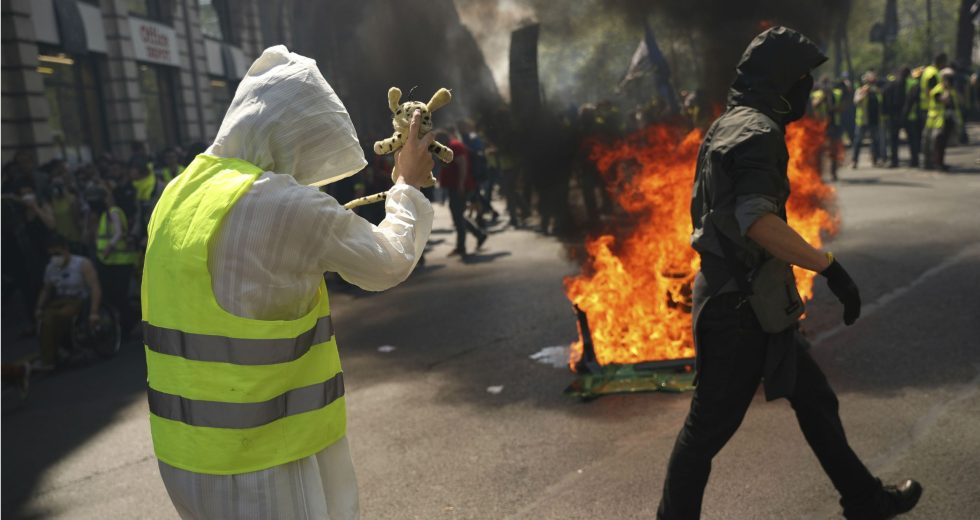 Συγκρούσεις και σοβαρός τραυματισμός στην πορεία των «κίτρινων γιλέκων»