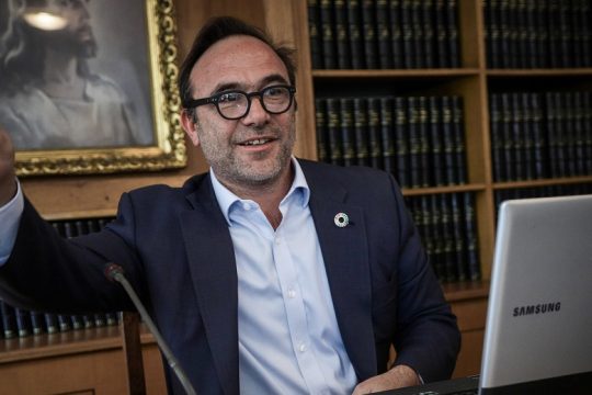 Οι χαυλιόδοντές τους τρυπάνε μάτια