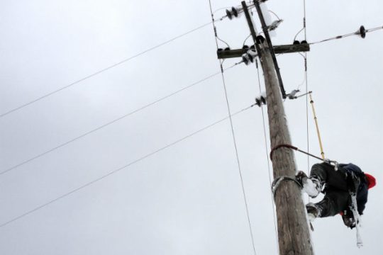Ηράκλειο: Τραυματίστηκε εργάτης που επιδιόρθωνε στύλο φωτισμού
