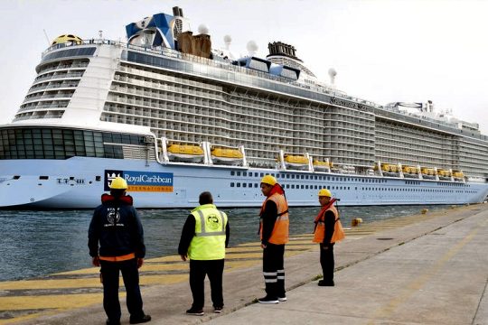 Υποδοχή νεότευκτων κρουαζιερόπλοιων στο λιμάνι του Πειραιά