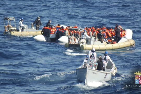Αναχαίτιση πλεούμενου με 70 πρόσφυγες στην Λαμπεντούζα