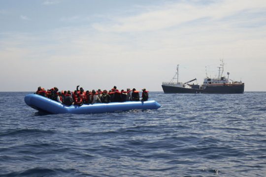 Πλοίο με 64 πρόσφυγες έρμαιο στη Μεσόγειο, λόγω Ιταλίας και Μάλτας