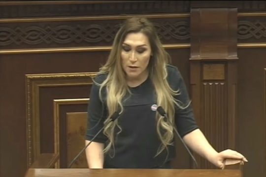 Αρμενία: Απειλούν ακτιβίστρια της ΛΟΑΤΚΙ κοινότητας με κάψιμο στην πυρά
