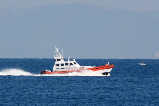 Με σκάφος υπό ελληνική σημαία μετέφεραν μετανάστες στην Ιταλία