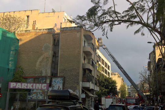 Απεγκλωβισμός με γερανοφόρο έπειτα από πυρκαγιά