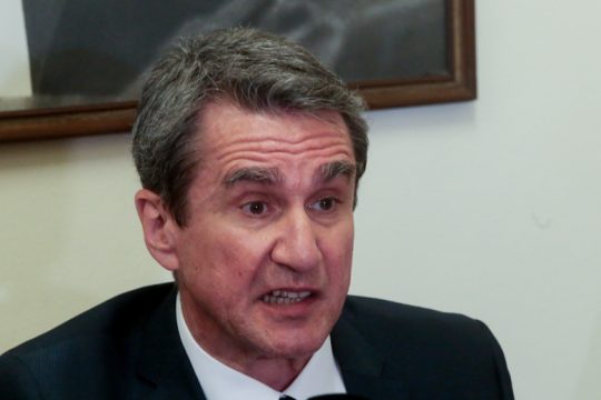 Αρνείται τις κατηγορίες, δέχεται την άρση ασυλίας του