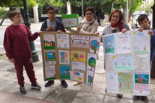 Μαθητές παρέδωσαν στον πρωθυπουργό υπογραφές για τη γούνα