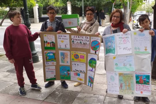Μαθητές παρέδωσαν στον πρωθυπουργό υπογραφές για τη γούνα