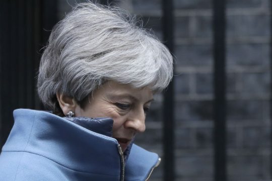 Παράταση του Brexit έως 30 Ιουνίου ζητάει η Μέι