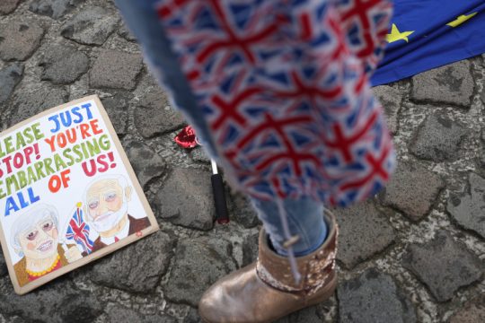 Σε στενό κλοιό Μέι και Κόρμπιν για το Brexit
