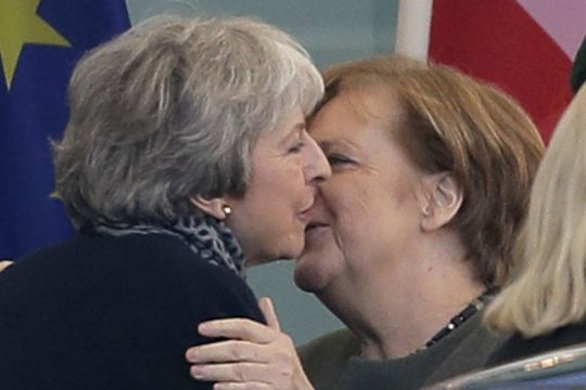 Βλέπει Μέρκελ και Μακρόν πριν τις Βρυξέλλες