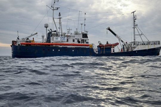 Μία έγκυος αποβιβάστηκε από το πλοίο, αγωνία για τους 62 μετανάστες