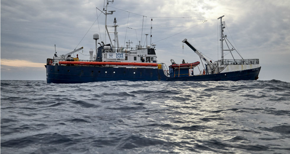 Μία έγκυος αποβιβάστηκε από το πλοίο, αγωνία για τους 62 μετανάστες