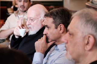 Ο Κυριάκος Μητσοτάκης κατηγορεί την κυβέρνηση (και) για το ελληνικό τραγούδι 