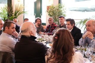 10+1 πράγματα από το φιάσκο Μητσοτάκη με τους καλλιτέχνες