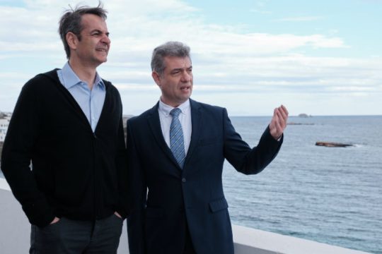 Στην Πάρο και στη Νάξο… με υποσχέσεις για φοροελαφρύνσεις