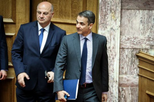 Στρίβειν διά της Βουλής ο Μητσοτάκης για το ντιμπέιτ