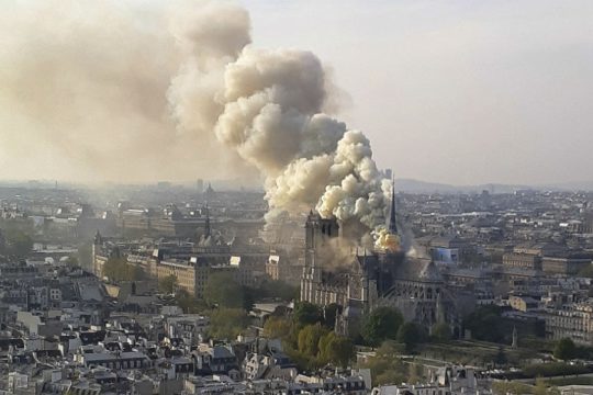 Εναέρια λήψη φανερώνει το μέγεθος της καταστροφής στην Παναγία των Παρισίων